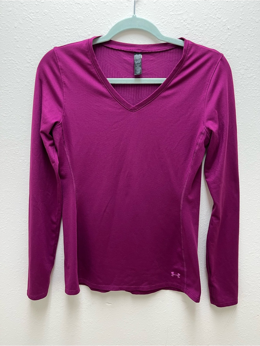 Under Armour ColdGear Women's M Magenta V-Neck Long Sleeve Stretch Top